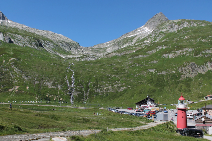 Col de montagne avec phare