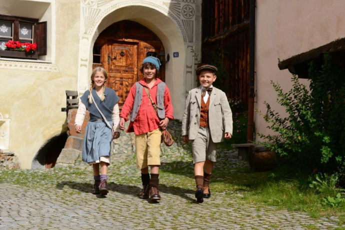 The three main actors of the feature film "Schellen-Ursli"