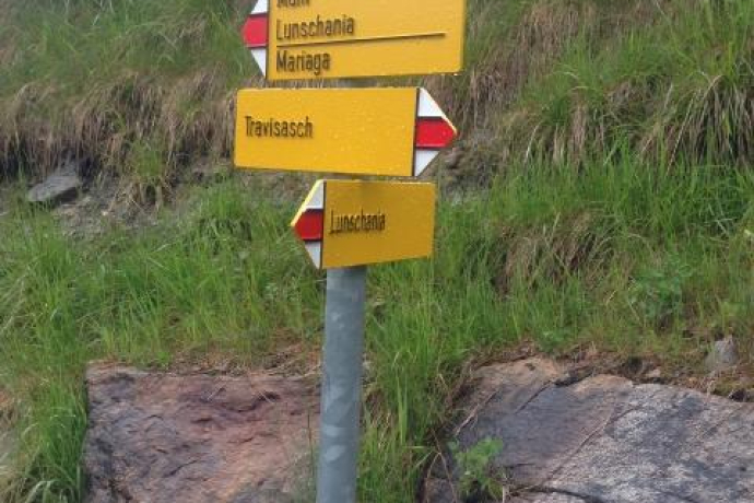 Wegweiser Wanderung Munt