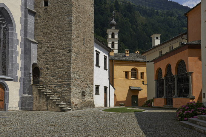 Kirchplatz der Kirche San Vittore Mauro Kirchplatz der Kirche San Vittore Mauro