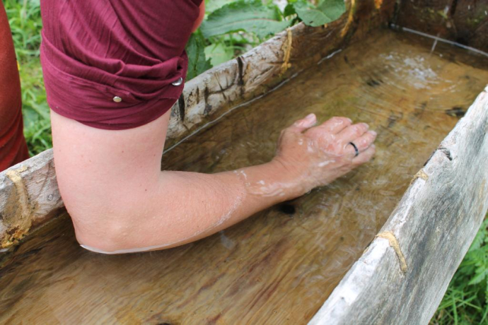 Ein Ellenbogen-Bad im Brunnen