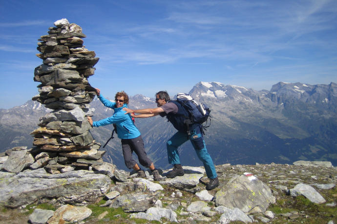 Der Steinmann auf dem Gipfel hält