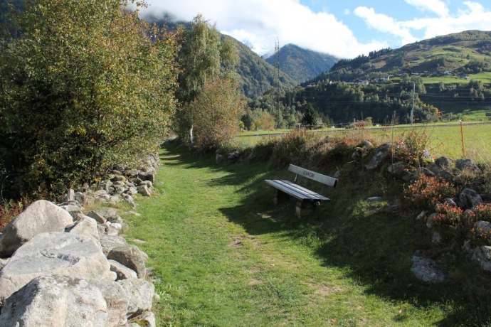 Steingesäumter Weg nach Mompé Medel