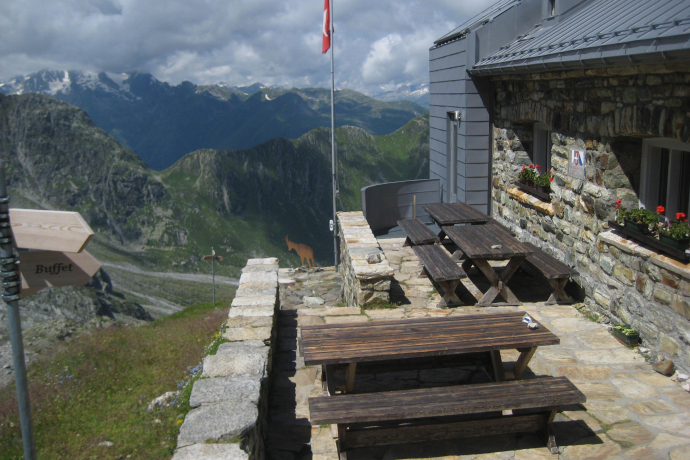 Terrasse der Medelserhütte mit Aussicht