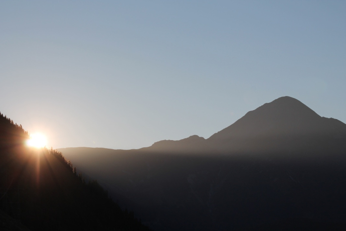 Der Piz Muraun im Morgenlicht von Sedrun gesehen