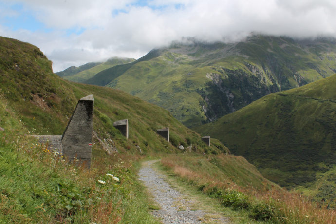 Auf dem alten Bahn-Trassee talwärts
