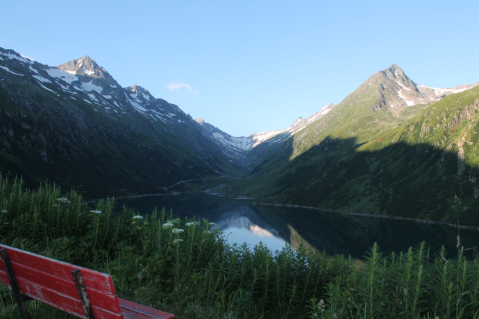 Sitzbank mit Aussicht bis zum Pass Nalps
