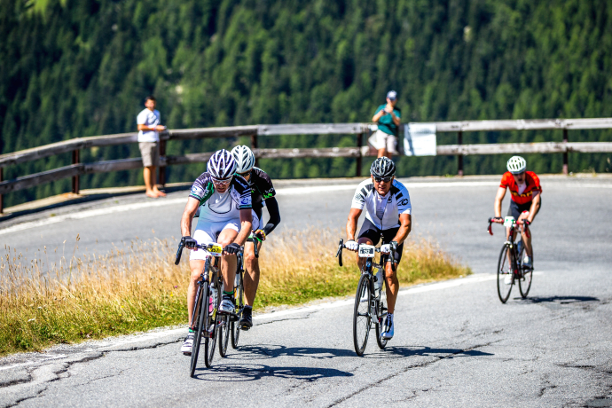 Teilnehmer der Alpen Challenge am Splügenpass.