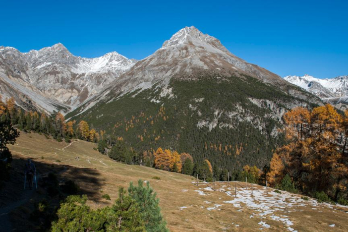From the former Alp Grimmels, the Piz dal Fuorn dominates on the left-hand side.