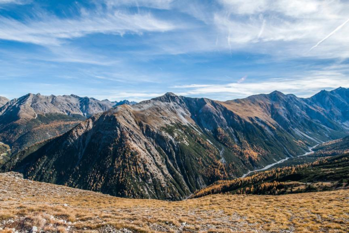 Der Grat Richtung Murtaröl bietet einen wunderbaren Ausblick in die Val Cluozza und zum Murtersattel.