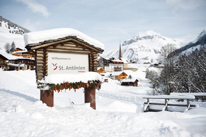 Der Winterwanderweg startet in St. Antönien