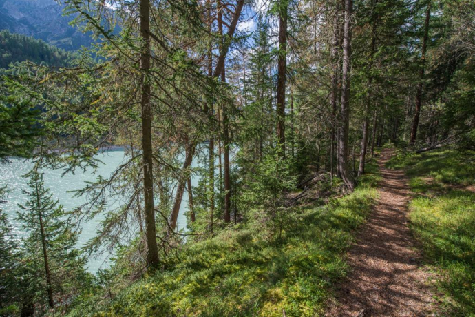 Der Weg nach Margun Grimmels führt vorbei am türkis schimmernden Wasser des Ausgleichsbeckens Ova Spin.
