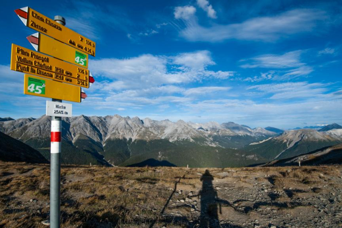 The Murtersattel offers a wonderful view over the Ofenpass area. To the right is the Munt la Schera.