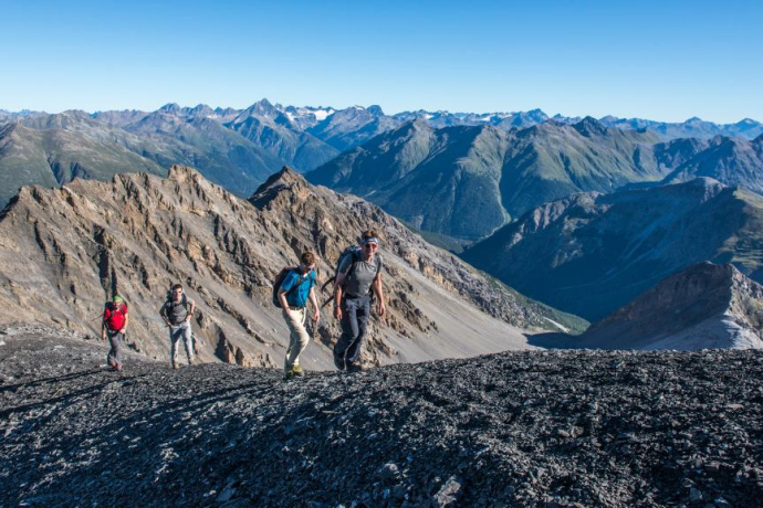 Auf dem Gipfelgrat des Piz Quattervals, Blick nach Norden. Im Mittelgrund der Spi da Tantermozza, im Hintergrund die Berge der Silvrettagruppe. Auf dem Gipfelgrat des Piz Quattervals, Blick nach Norden. Im Mittelgrund der Spi da Tantermozza, im Hintergrund die Berge der Silvrettagruppe.
