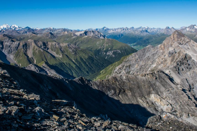Blick vom Piz Quattervals nach Süden. Rechts der Piz d’Esan, in der Mitte die Val Trupchun und hinten die Dörfer Madulain und La Punt im Oberengadin. Blick vom Piz Quattervals nach Süden. Rechts der Piz d’Esan, in der Mitte die Val Trupchun und hinten die Dörfer Madulain und La Punt im Oberengadin.
