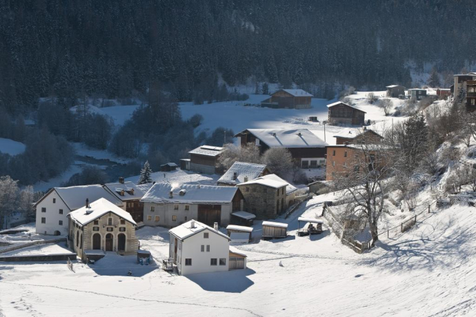 Scenic hiking round trip around Lavin (oua_20717677_image)