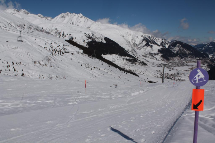 Départ le long de la piste de ski