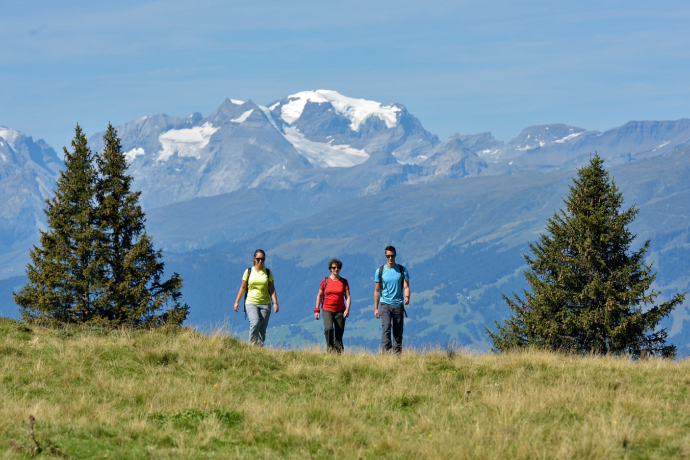 Randonneurs dans la région de Spundis, avec le Tödi en arrière-plan