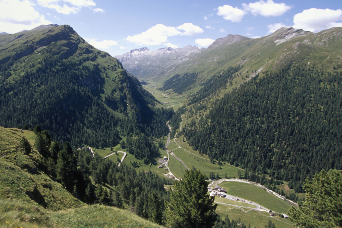 Avers Cröt with a view of the Madrisertal
