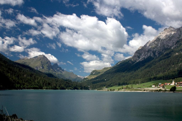 Lago di Sufner con Sufers sullo sfondo