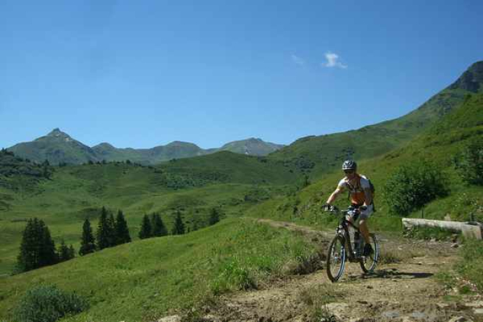 Prächtiger Höhenweg nach der Alp Mädems