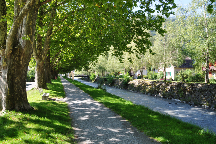Der Tamina entlang ins Dorf
