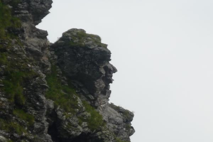 Des formations rocheuses bizarres avec des caractéristiques humaines