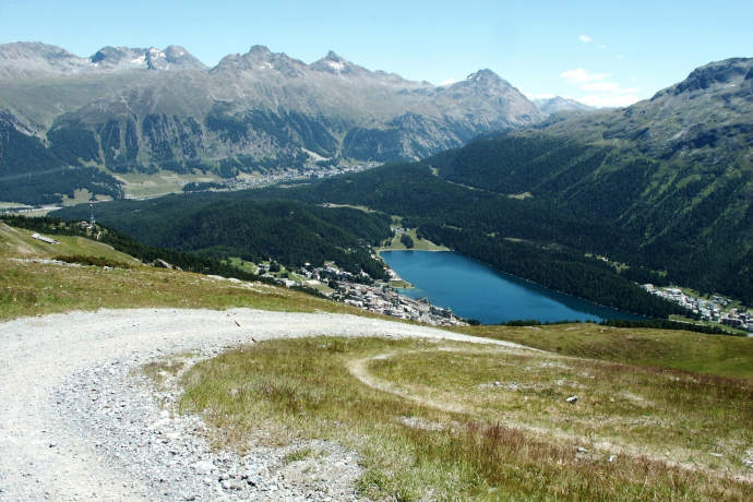 Descente de la Corviglia avec le lac de St. Moritz