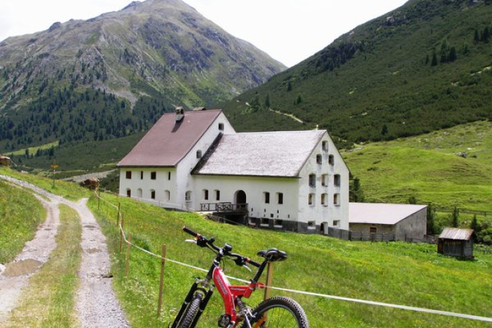 Herrenhaus auf der Alp Serlas