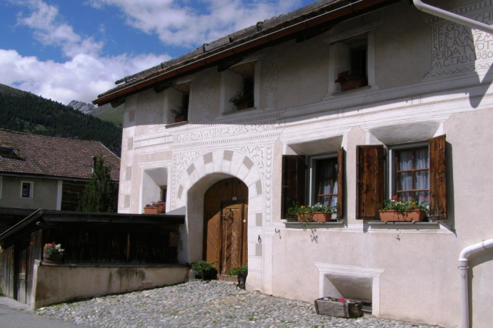 Prächtige Häuser in La Punt Chamues-ch