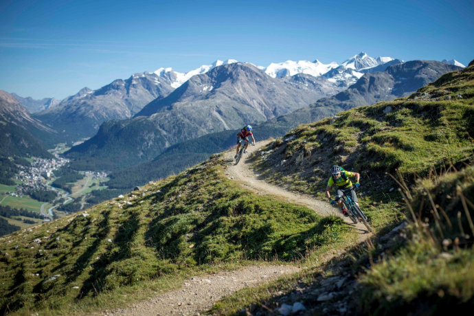 Oberhalb Samedan mit Bernina Massiv im Hintergrund