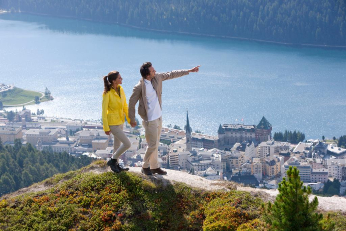 Wandern mit Sicht auf St. Moritz