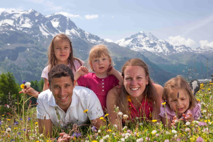 Familie auf dem Schellenursliweg