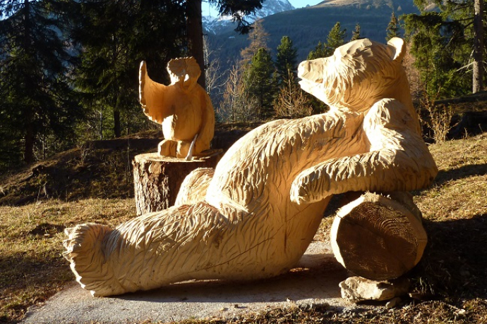 Holzskulptur entlang des Weges