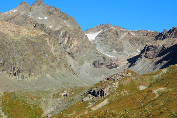 Chamanna Jenatsch mit Piz Calderas und Err Gletscher