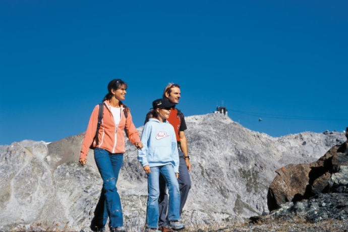 Wandern hoch über Davos