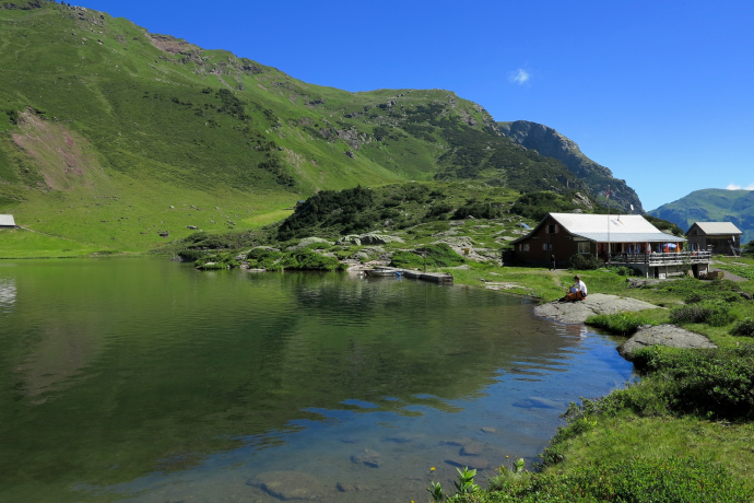 Lac supérieur de Murg avec auberge de montagne.