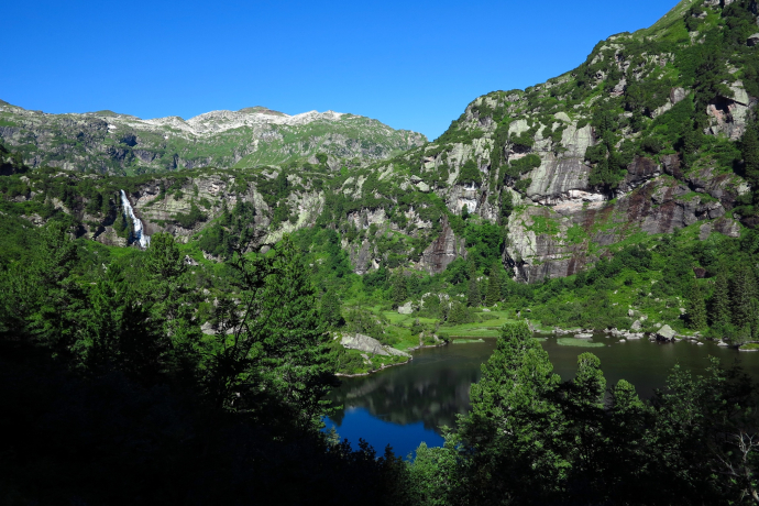 Lac Murg inférieur avec cascade.