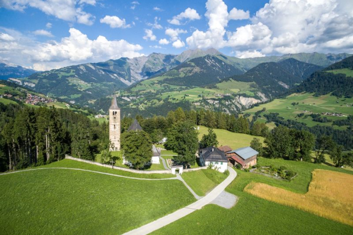 Eschenallee und Kirche in Pleif Eschenallee und Kirche in Pleif