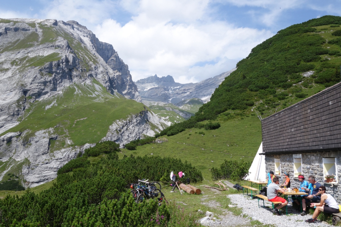 Rifugio Ringelspitzhütte con vista sulla vetta del Ringelspitz