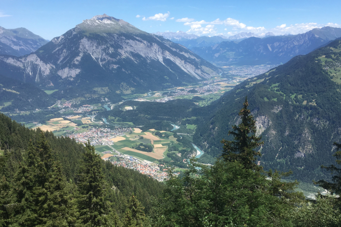Vista dall'Alpe Rhäzünser sulla valle del Reno di Coira e sul Calanda