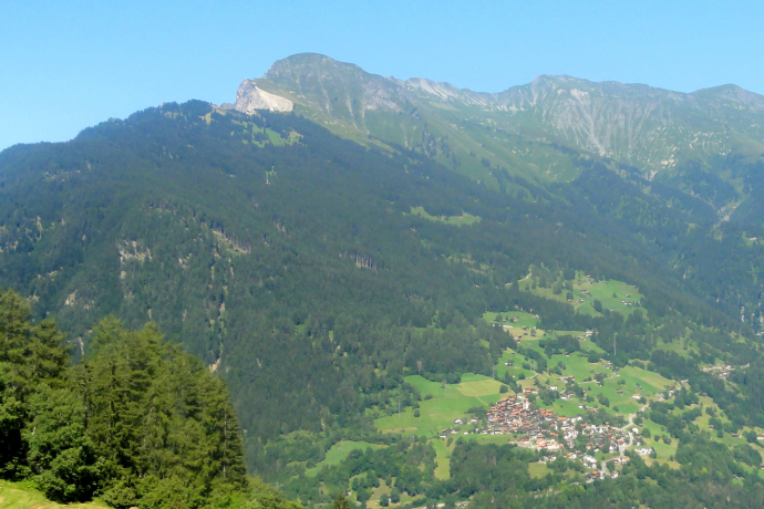 Blick auf Maladers und den Montalin - das Fürhörnli liegt direkt bei der Baumgrenze