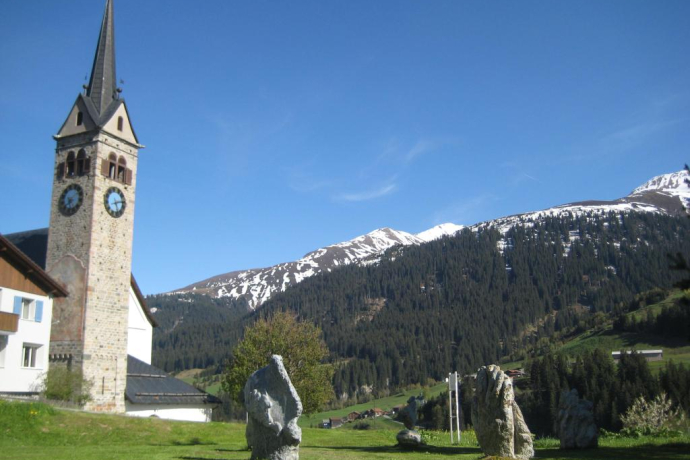 Kirche S. Vigeli mit Steinkreis