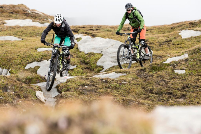 ein felsdurchzogener Singletrail schlängelt sich d