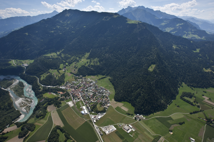 Rhäzüns with the Hinterrhein