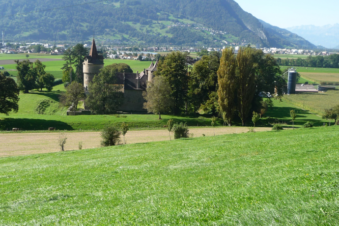 Das ehemalige Wasserschloss Marschlins liegt in der Ebene circa einen Kilometer nordöstlich von Igis.