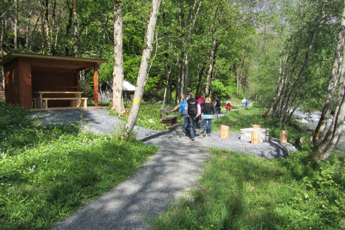 Wanderer erkunden den Steinbock Lehrpfad
