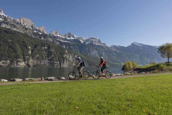 The tour leads along Lake Walen with a fascinating view of the mountain range of the Churfirsten.