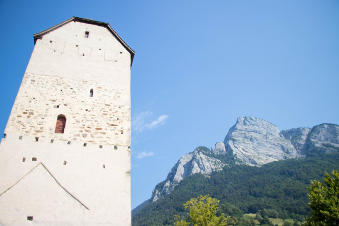 Il castello di Sargans e sullo sfondo la montagna locale di Sargans - il Gonzen.