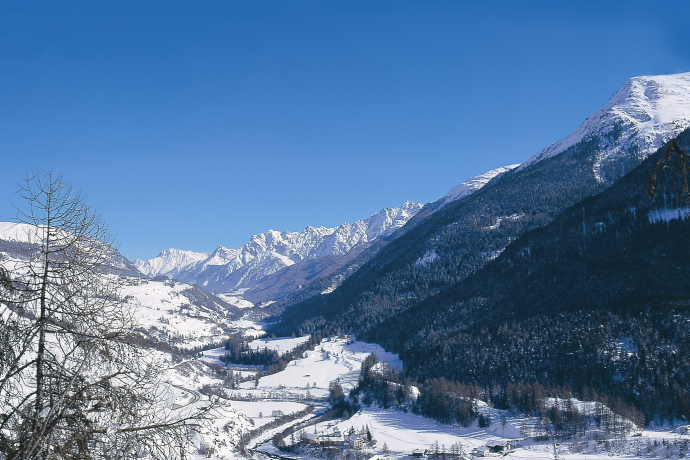 Blick von der Schlittelpiste auf Lavin.